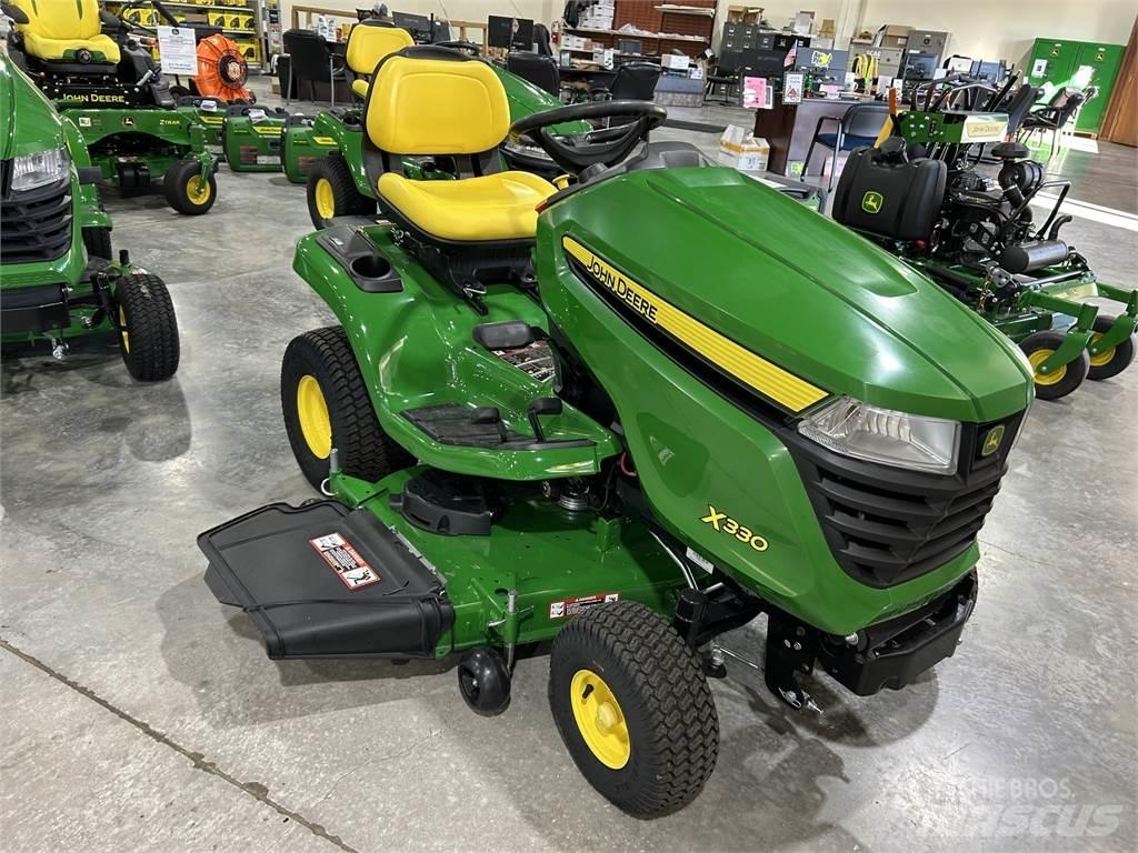 John Deere X330 جرارات مدمجة