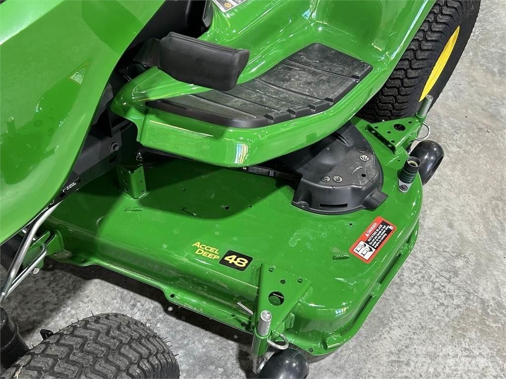 John Deere X330 جرارات مدمجة