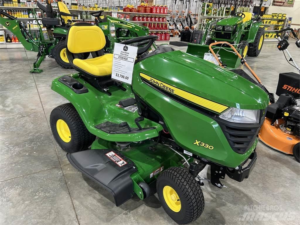 John Deere X330 جرارات مدمجة