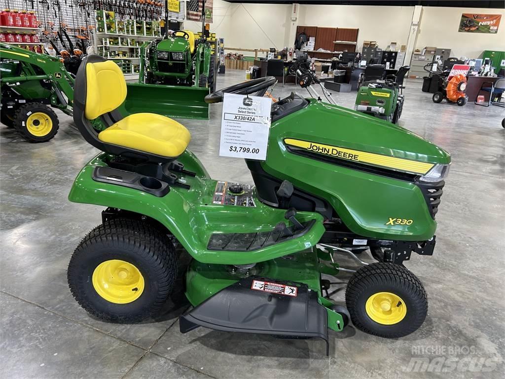 John Deere X330 جرارات مدمجة