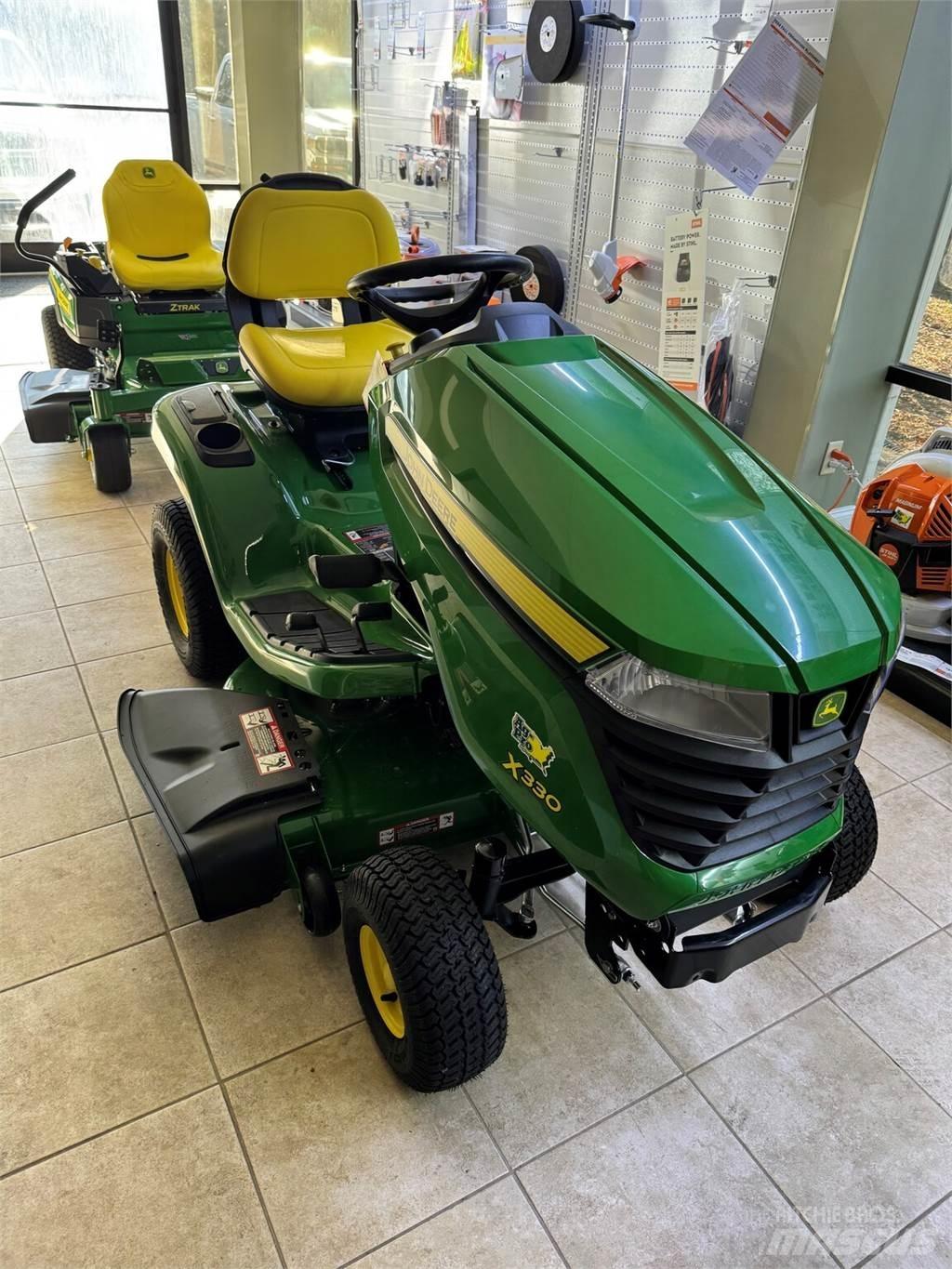 John Deere X330 جرارات مدمجة
