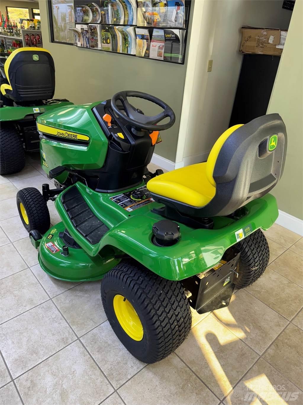 John Deere X330 جرارات مدمجة