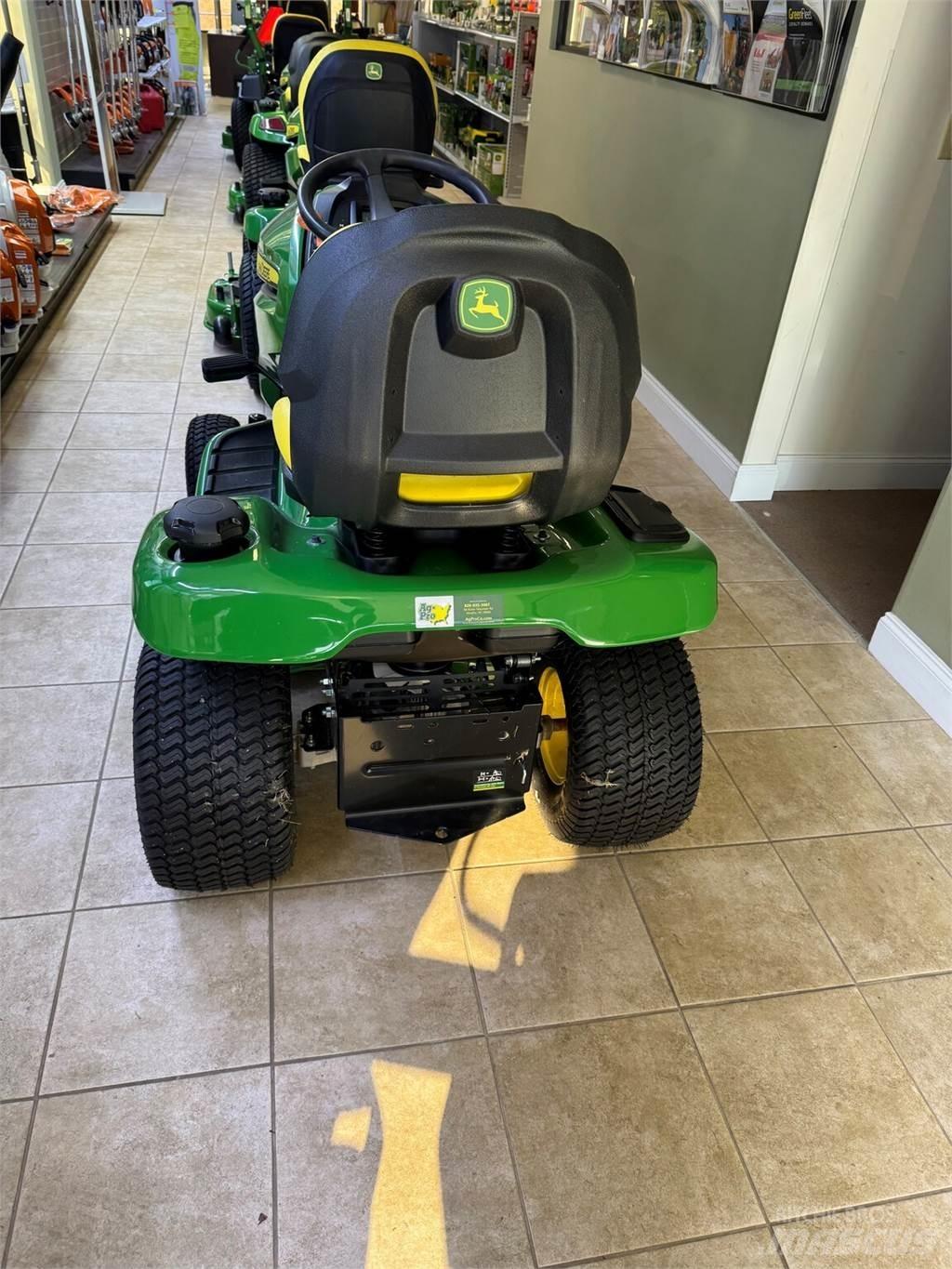 John Deere X330 جرارات مدمجة