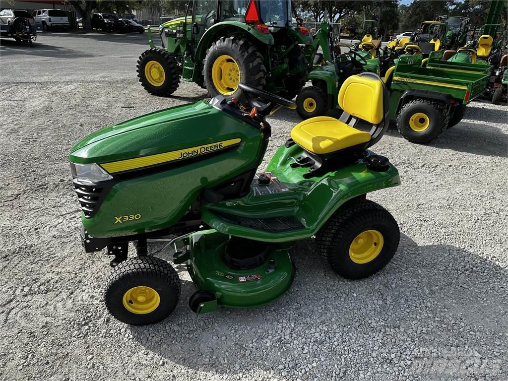 John Deere X330 جرارات مدمجة