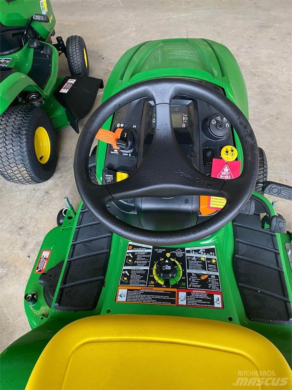 John Deere X330 جرارات مدمجة