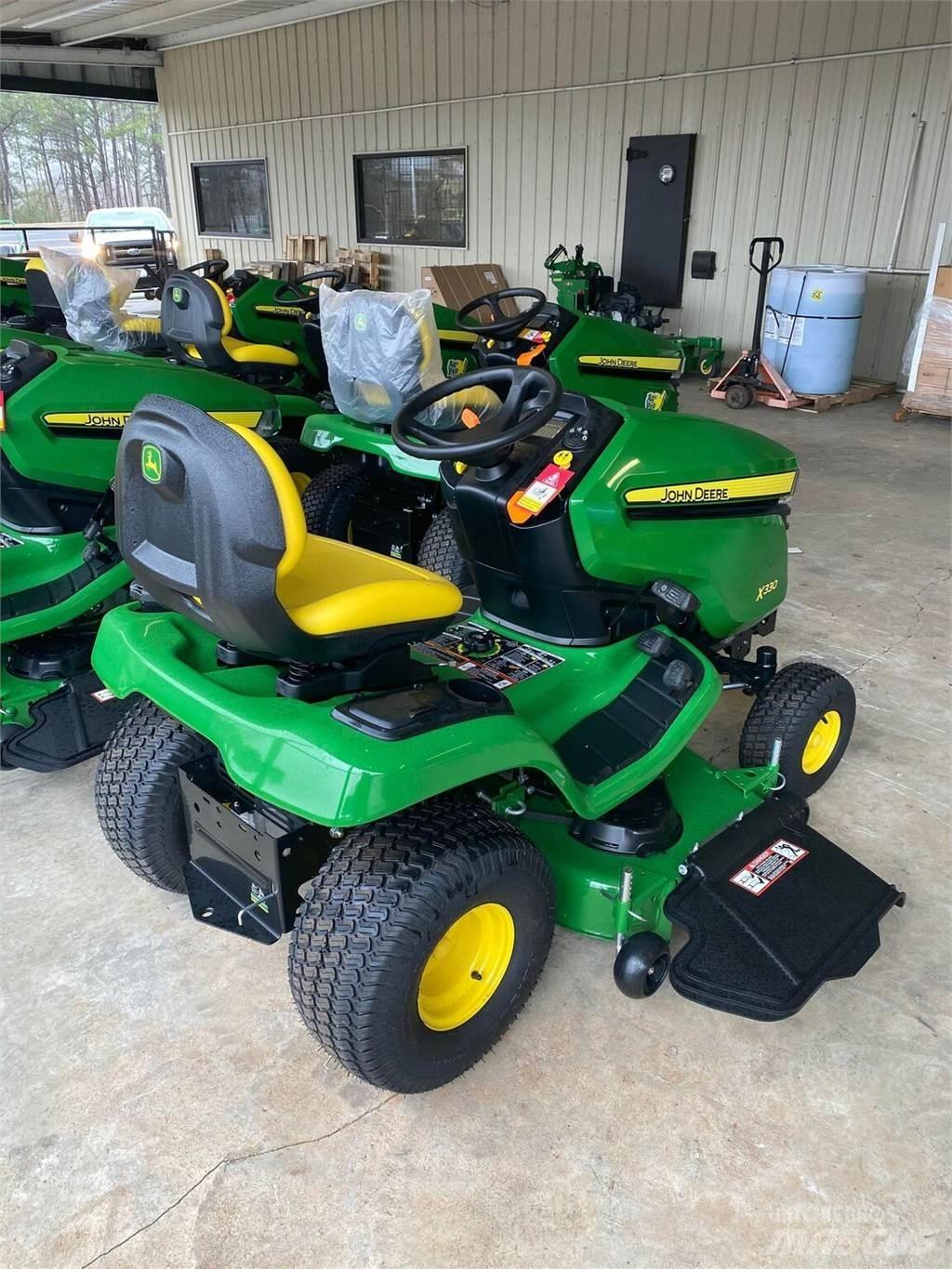 John Deere X330 جرارات مدمجة