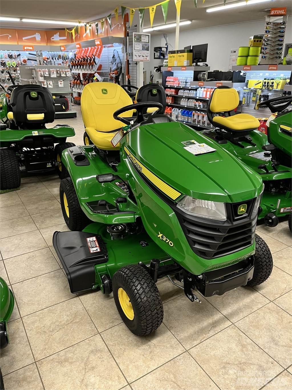 John Deere X370 جرارات مدمجة