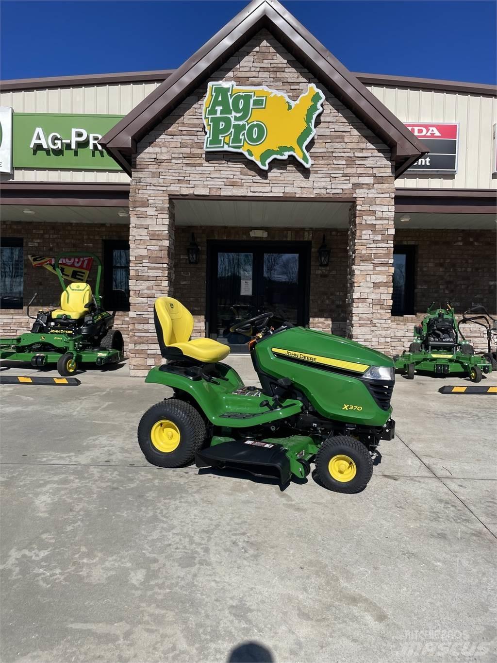 John Deere X370 جرارات مدمجة