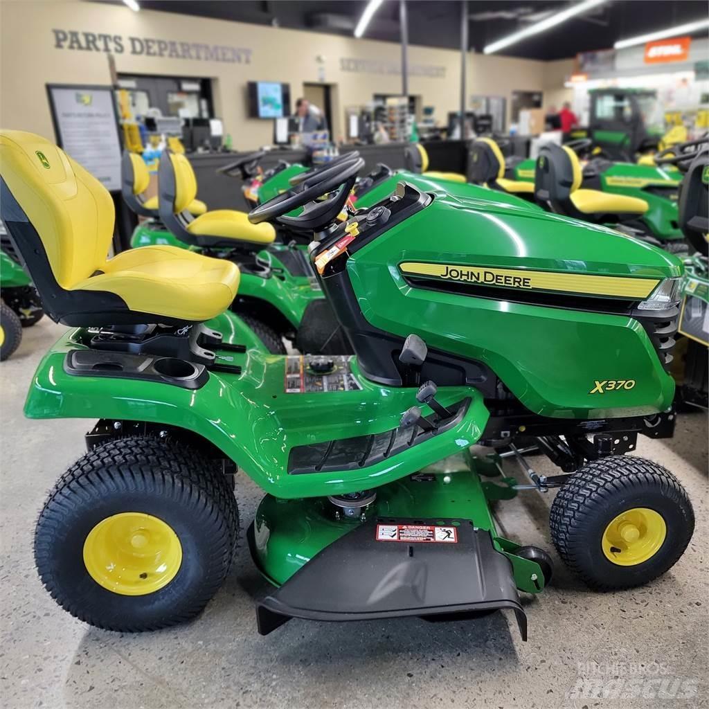 John Deere X370 جرارات مدمجة
