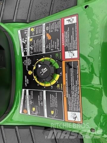 John Deere X370 جرارات مدمجة