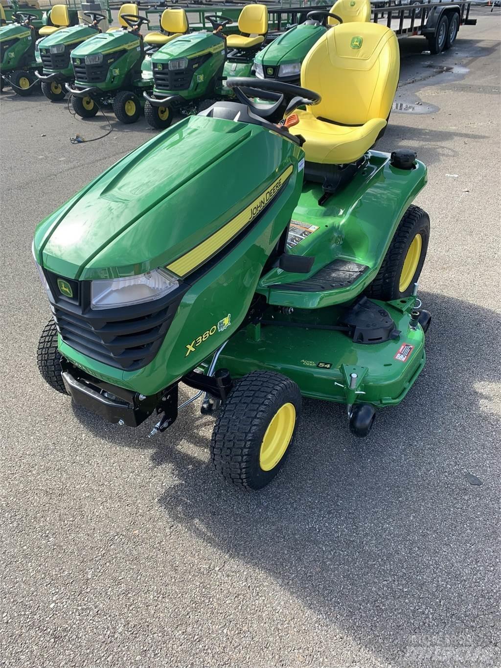 John Deere X380 جرارات مدمجة