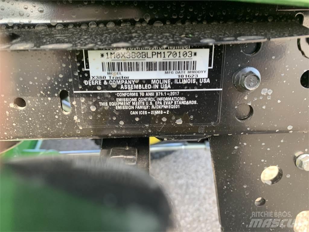 John Deere X380 جرارات مدمجة