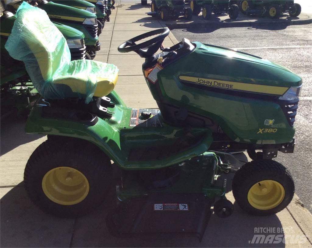 John Deere X380 جرارات مدمجة