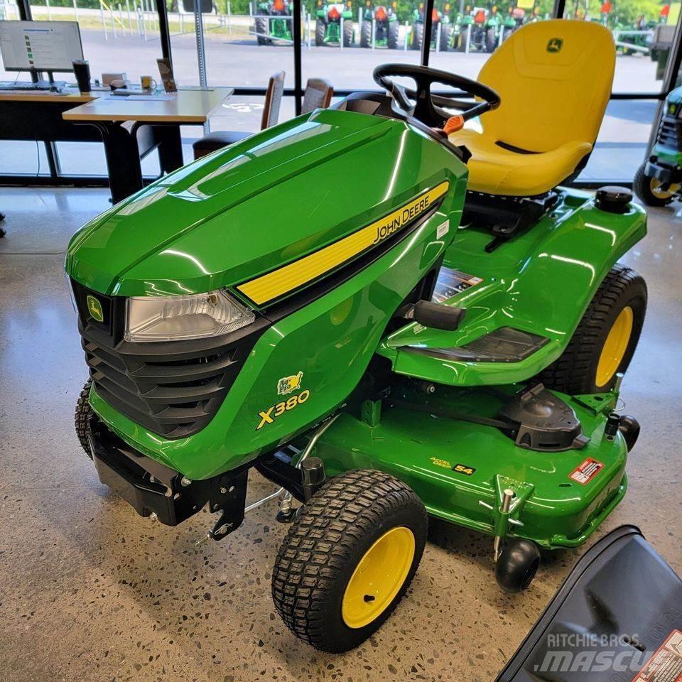 John Deere X380 جرارات مدمجة