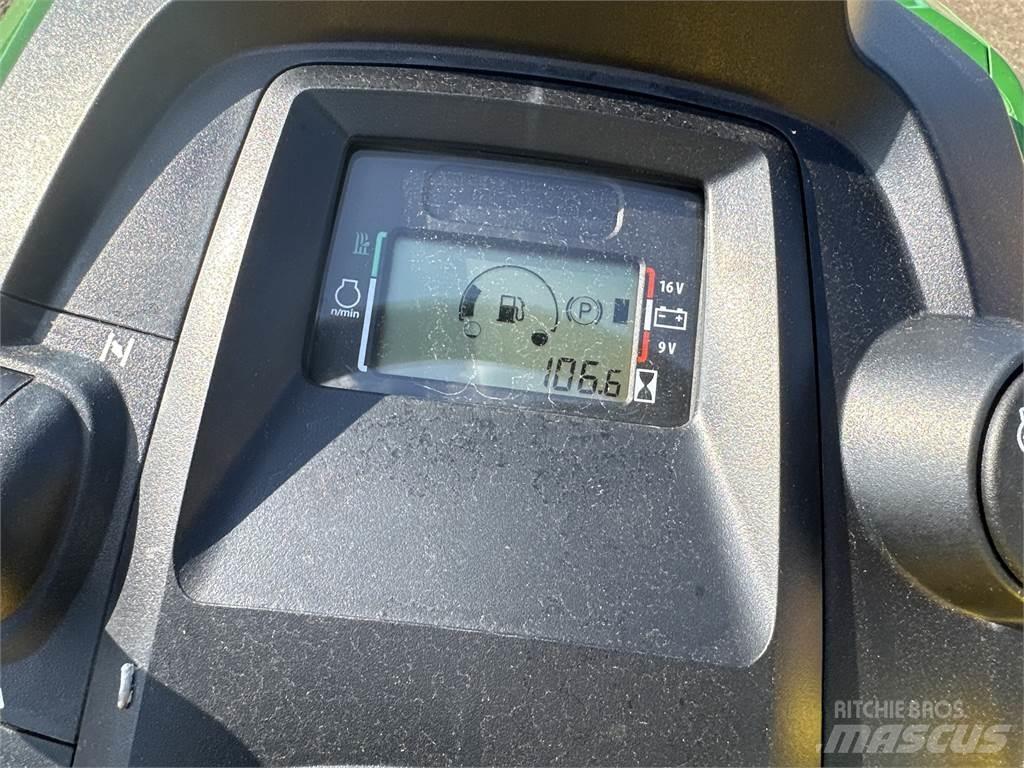 John Deere x380 جرارات مدمجة