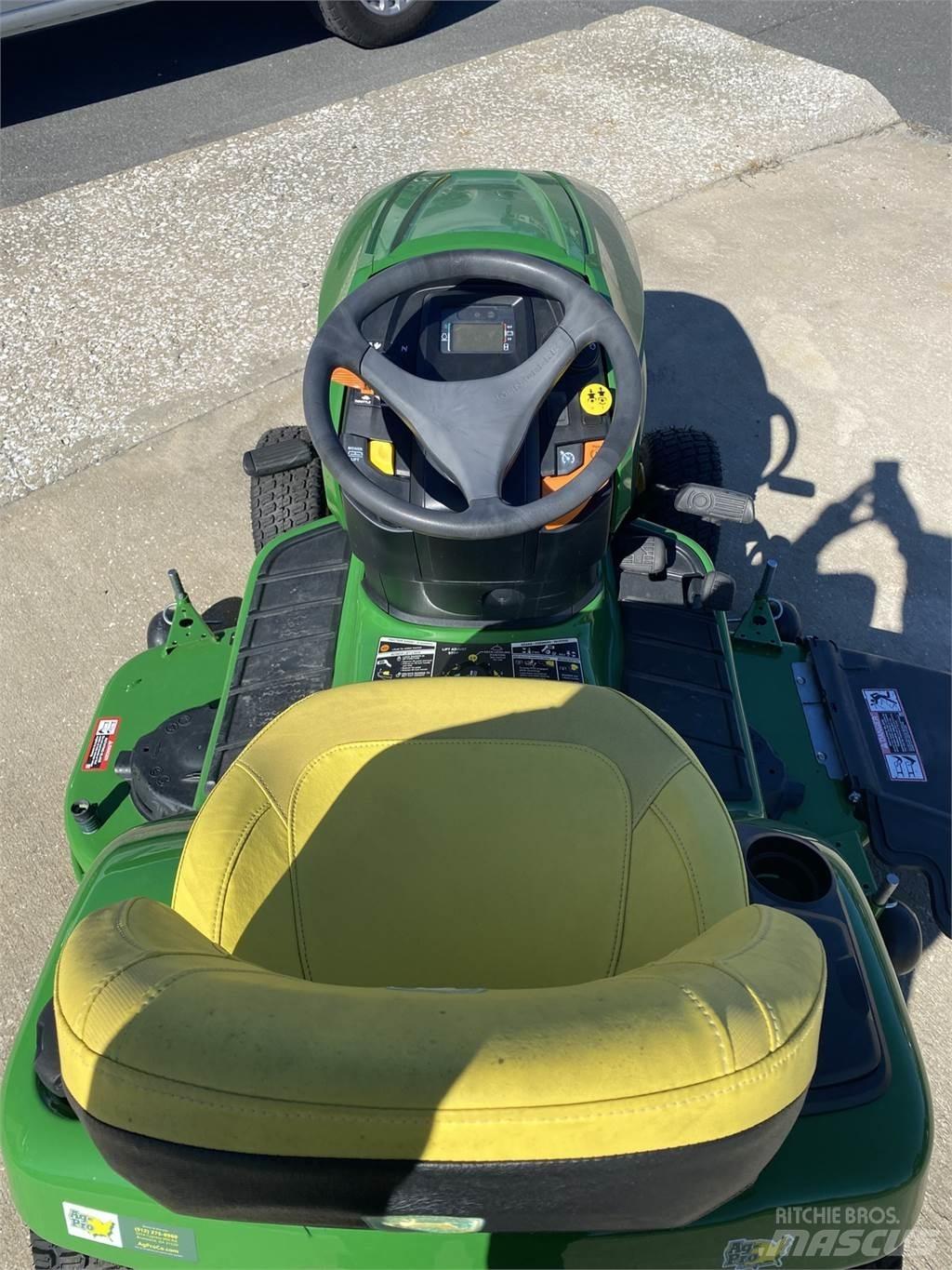 John Deere X380 جرارات مدمجة