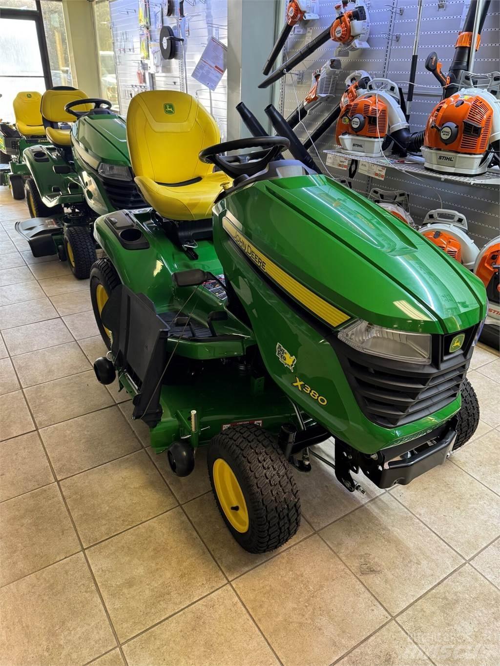 John Deere X380 جرارات مدمجة