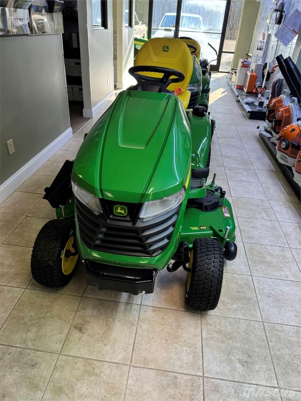 John Deere X380 جرارات مدمجة