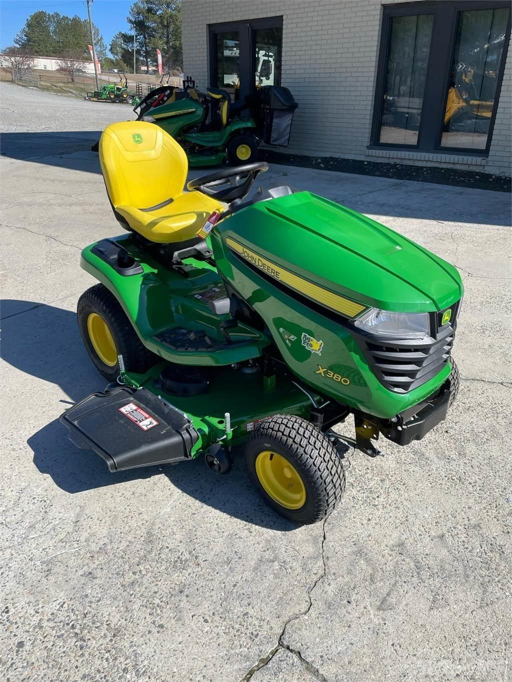 John Deere X380 جرارات مدمجة
