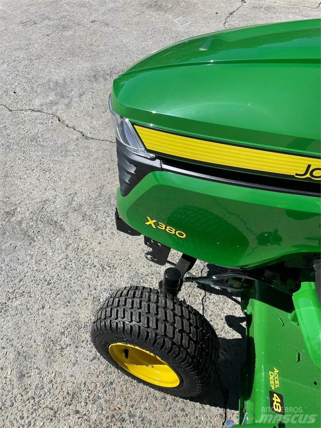 John Deere X380 جرارات مدمجة