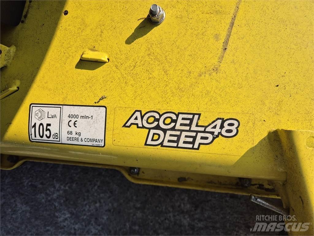 John Deere X380 جرارات مدمجة