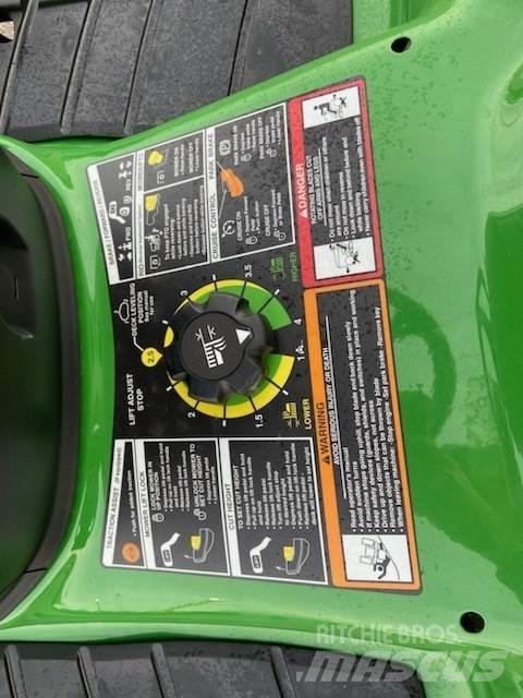 John Deere X380 جرارات مدمجة