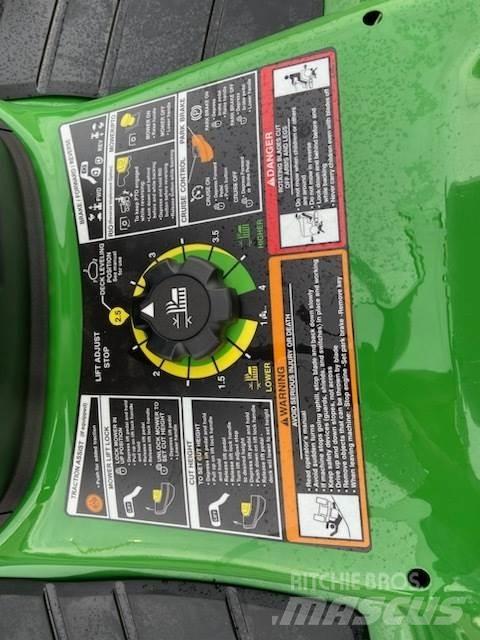 John Deere X380 جرارات مدمجة