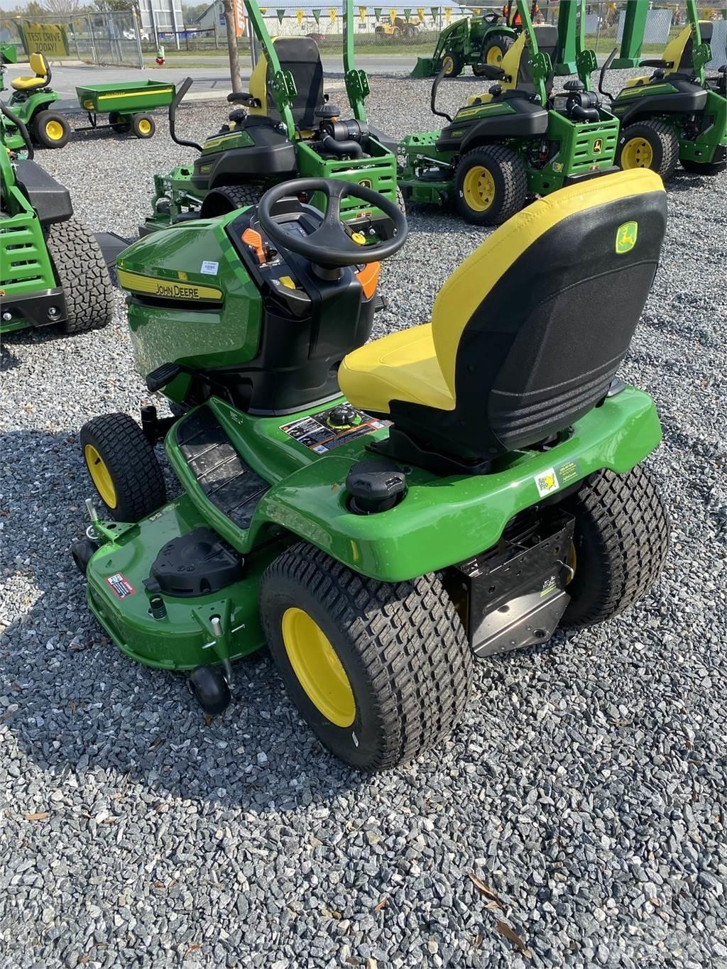 John Deere X380 جرارات مدمجة