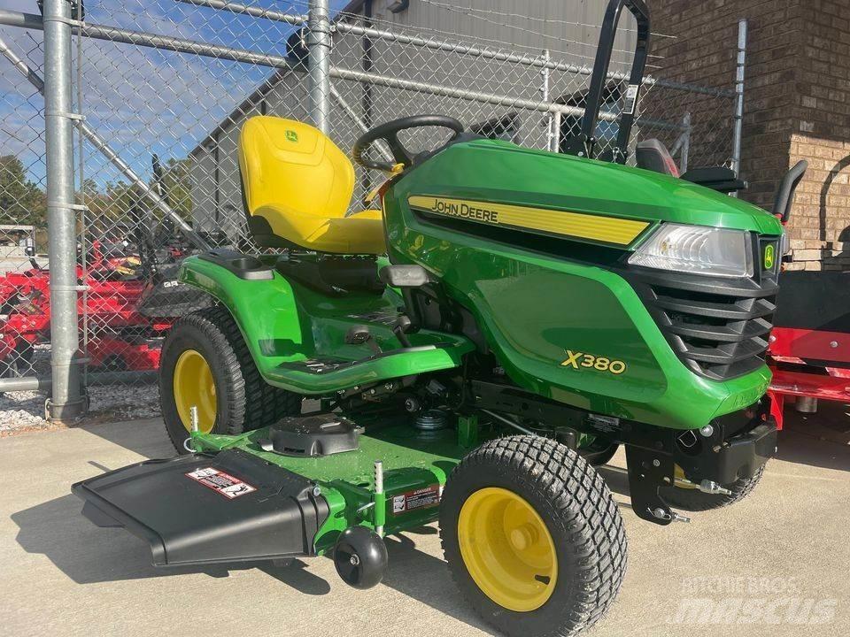 John Deere X380 جرارات مدمجة
