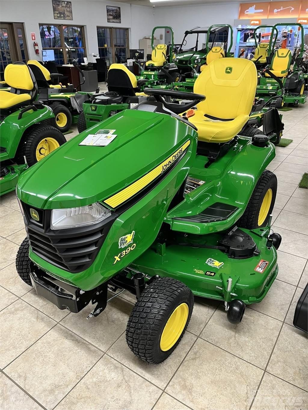 John Deere X390 جرارات مدمجة
