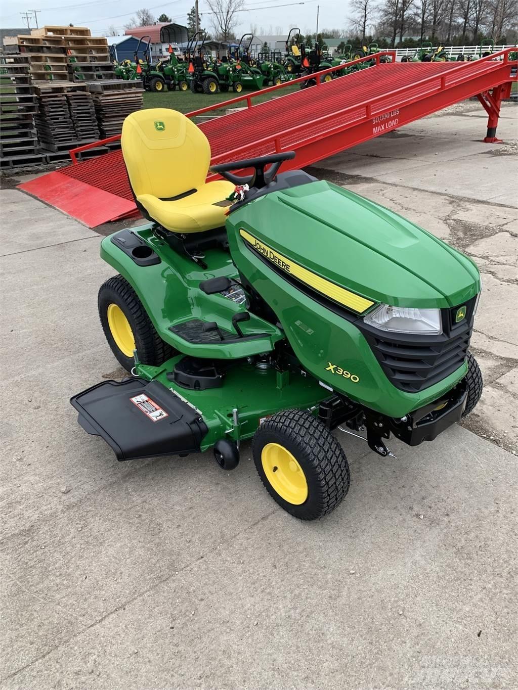 John Deere X390 جرارات مدمجة
