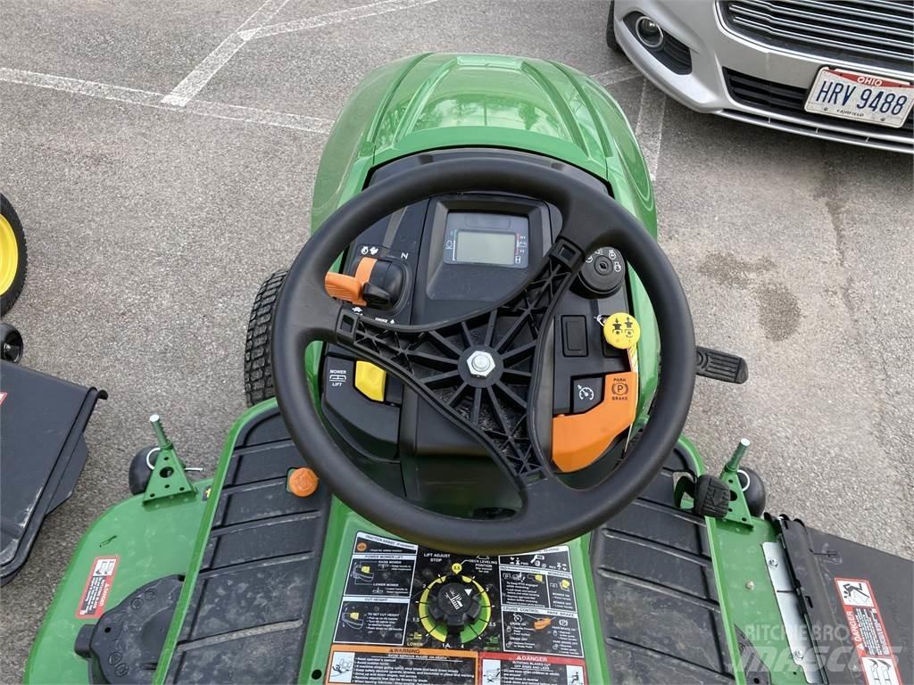 John Deere X580 جرارات مدمجة