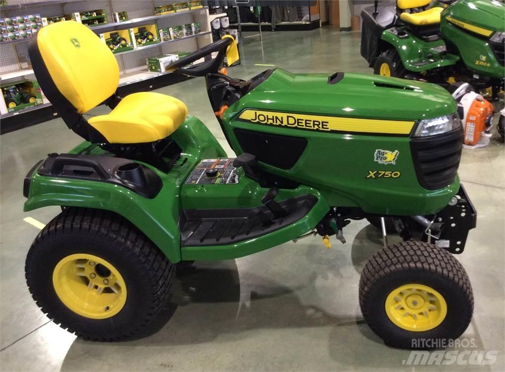 John Deere X750 جرارات مدمجة