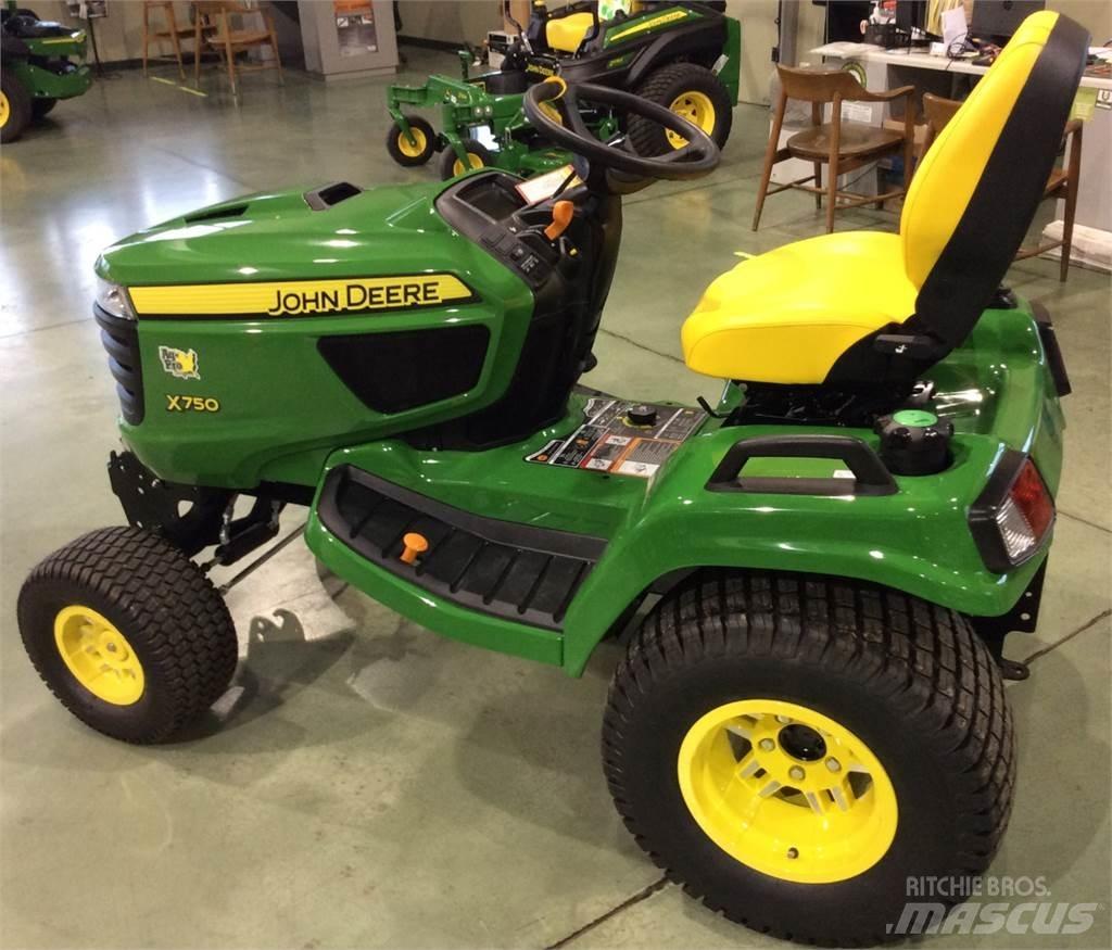 John Deere X750 جرارات مدمجة