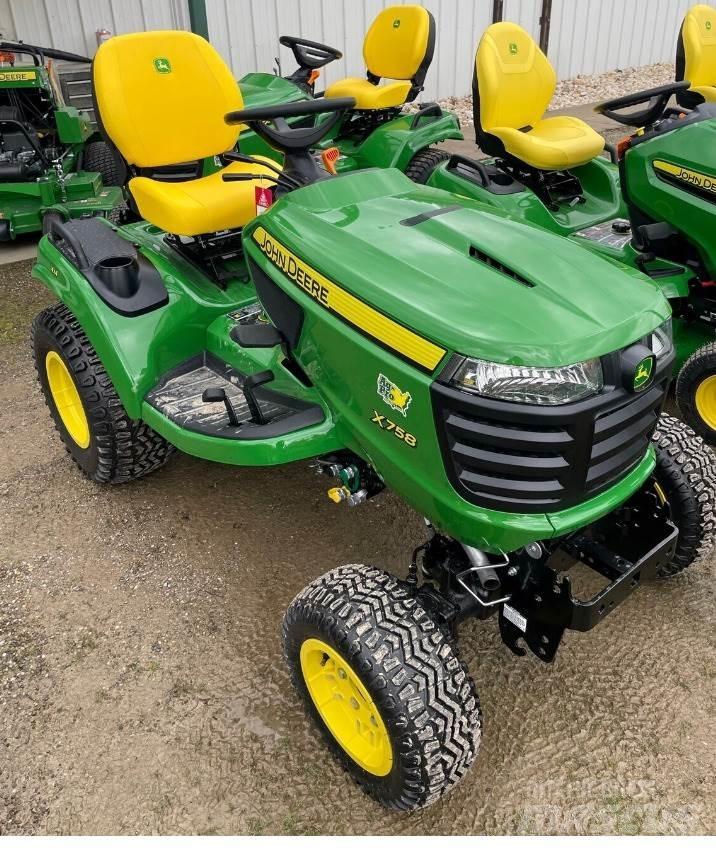 John Deere X758 جرارات مدمجة