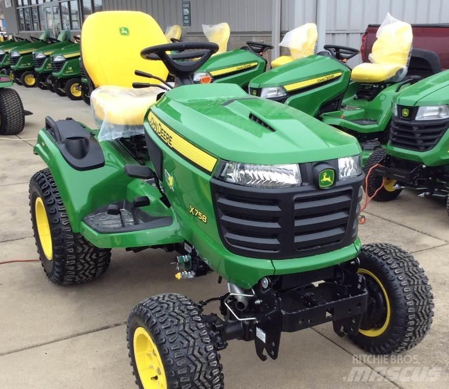 John Deere X758 جرارات مدمجة
