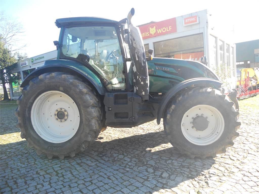 Valtra T174 الجرارات