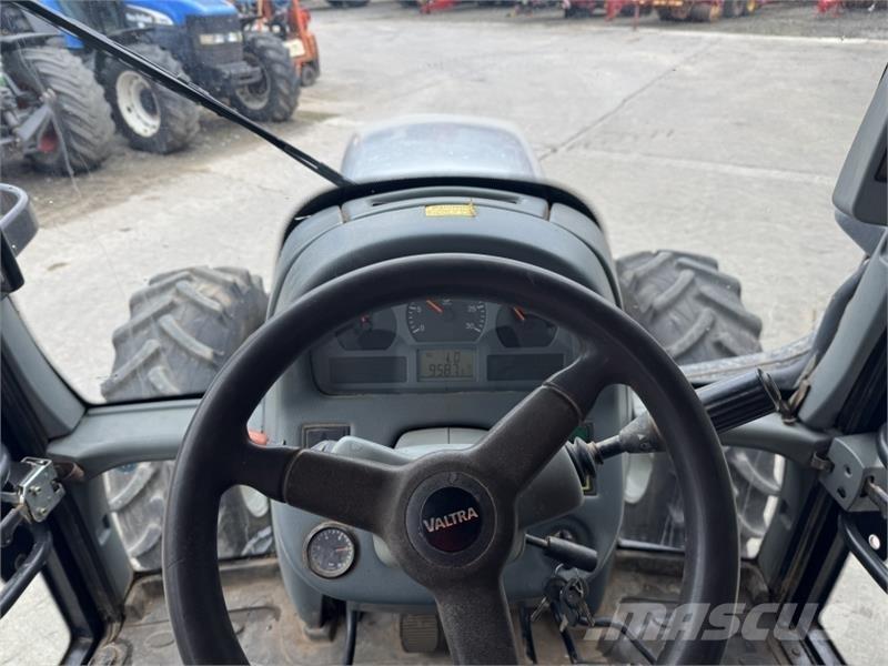 Valtra T 121 الجرارات