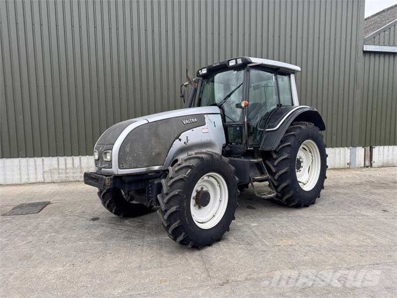 Valtra T 121 الجرارات