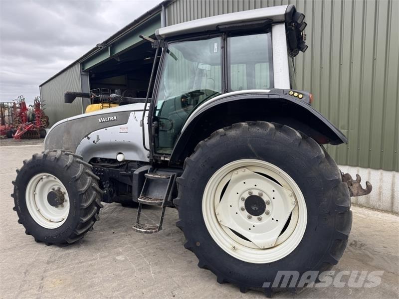 Valtra T 121 الجرارات