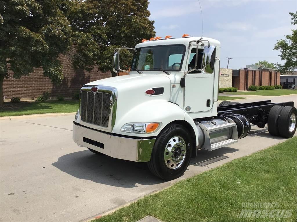 Peterbilt 337 شاحنات بمقصورة وهيكل