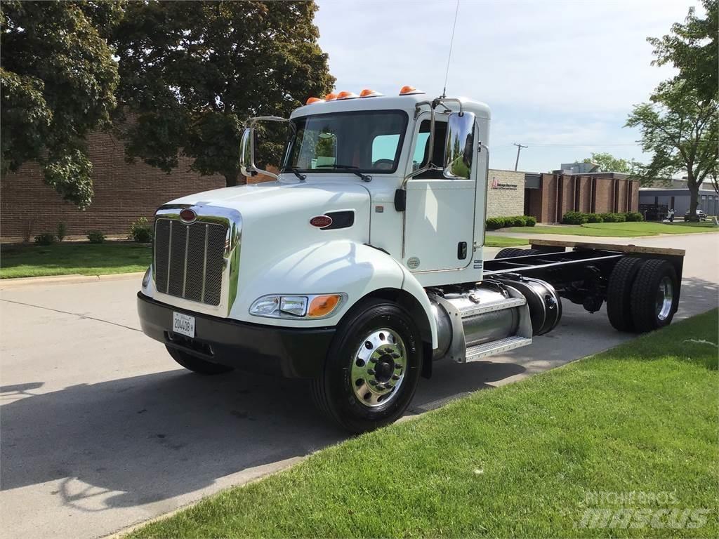 Peterbilt 337 شاحنات بمقصورة وهيكل