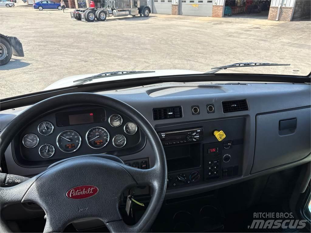 Peterbilt 337 شاحنات ذات هيكل صندوقي