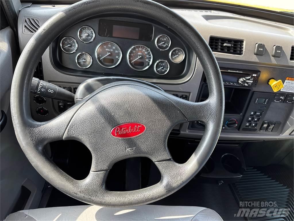 Peterbilt 337 شاحنات ذات هيكل صندوقي