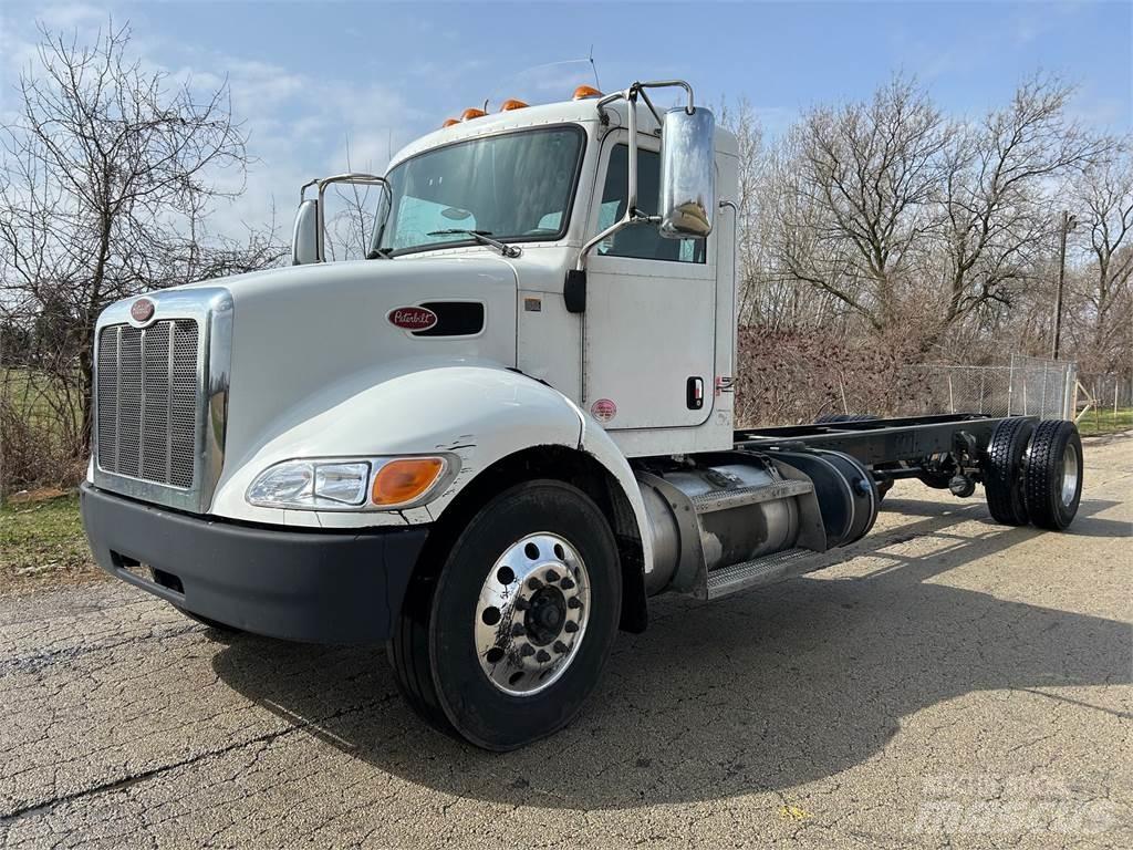 Peterbilt 337 شاحنات بمقصورة وهيكل