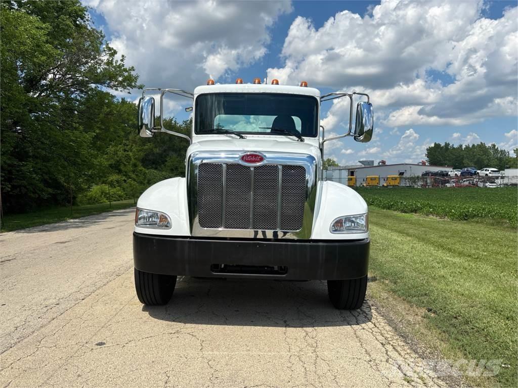 Peterbilt 337 شاحنات بمقصورة وهيكل