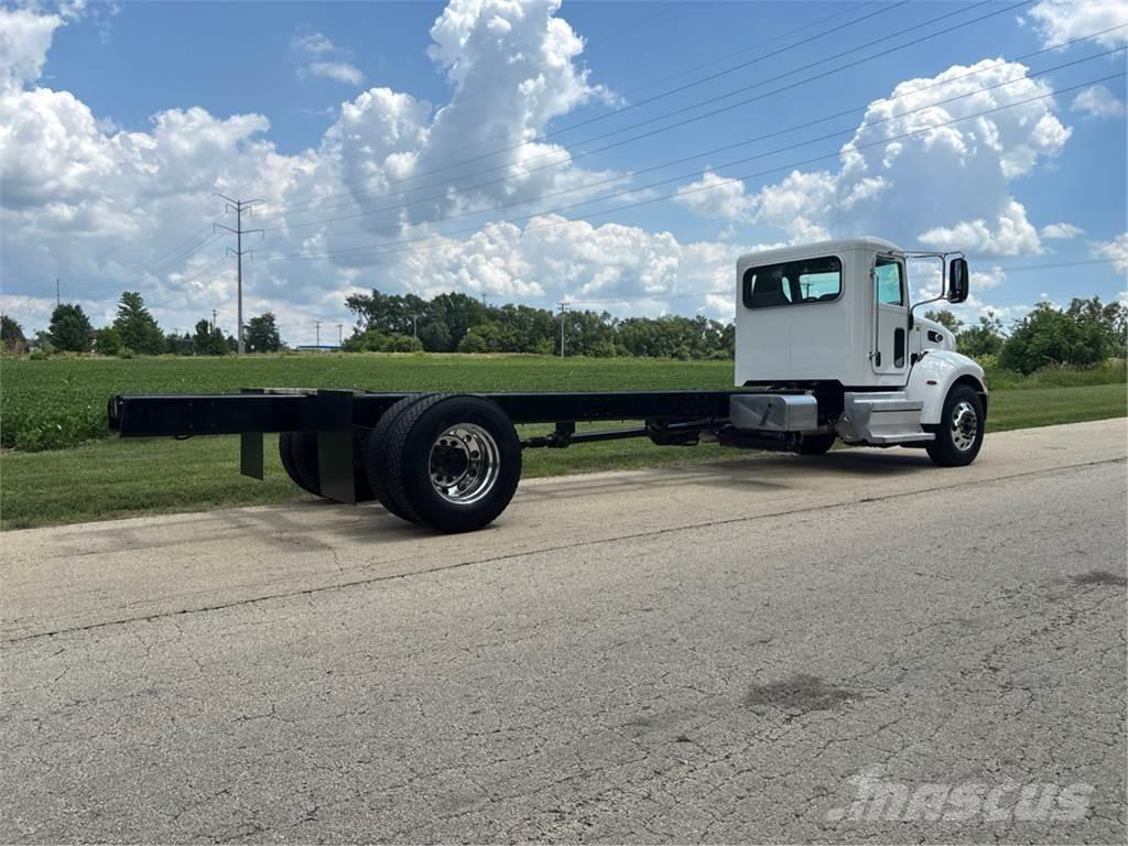 Peterbilt 337 شاحنات بمقصورة وهيكل