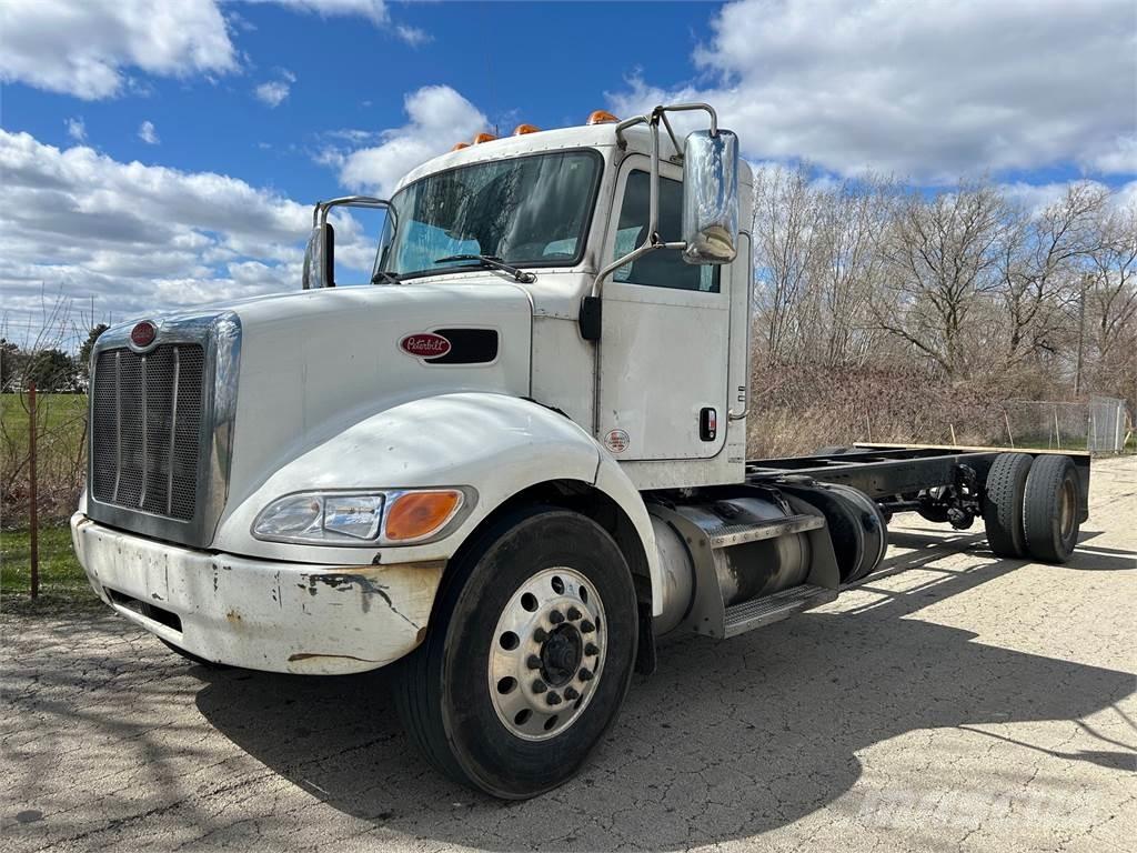 Peterbilt 337 شاحنات بمقصورة وهيكل