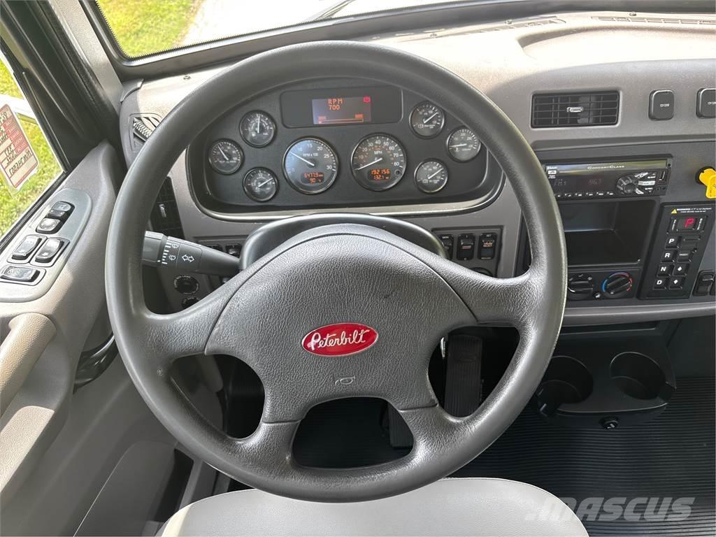 Peterbilt 337 شاحنات بمقصورة وهيكل