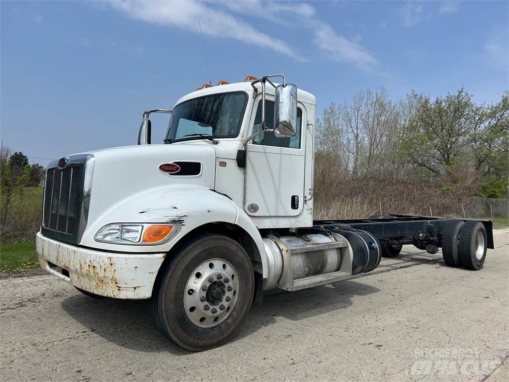 Peterbilt 337 شاحنات بمقصورة وهيكل